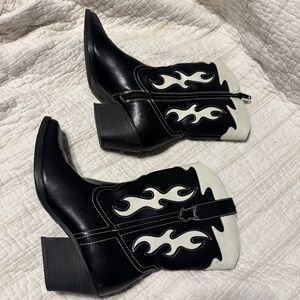 Boots black and white